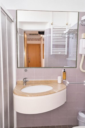 Bathroom - Hotel Kennedy (Rimini)