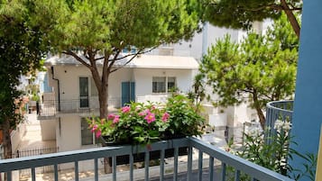 Habitación doble, balcón | Jardines del alojamiento