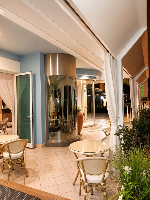 Outdoor dining - Hotel Kennedy (Rimini)