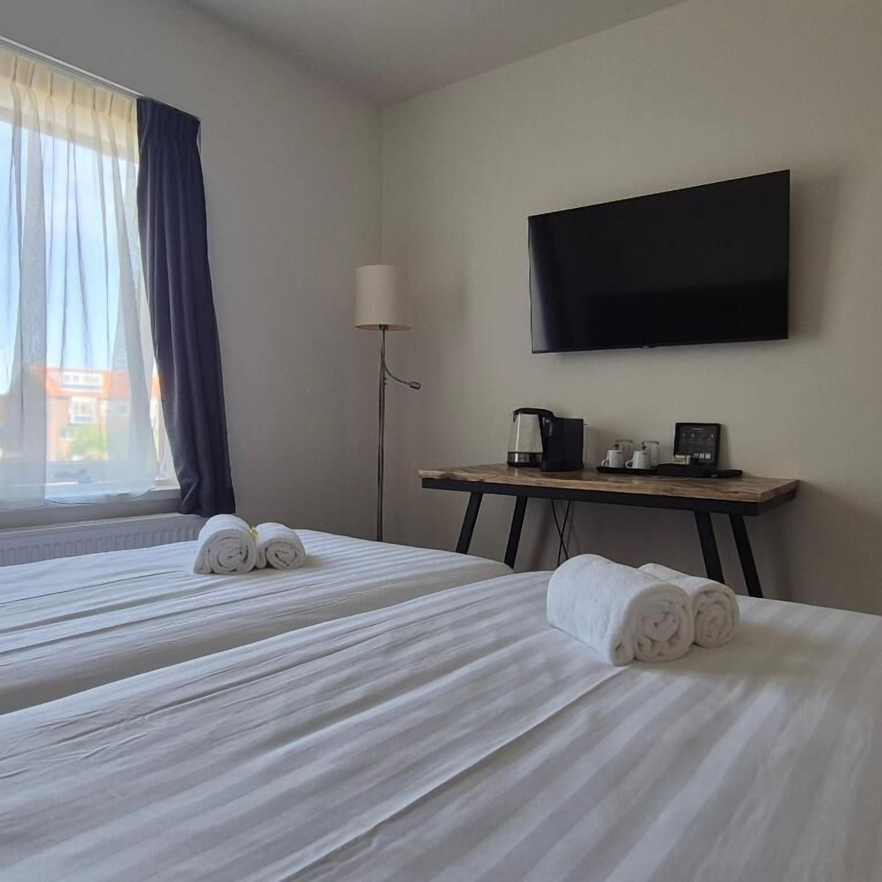 Chambre Junior avec lits jumeaux | Coffres-forts dans les chambres, Wi-Fi gratuit