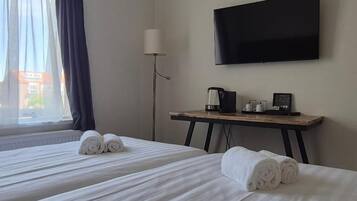Chambre Junior avec lits jumeaux | Coffres-forts dans les chambres, Wi-Fi gratuit