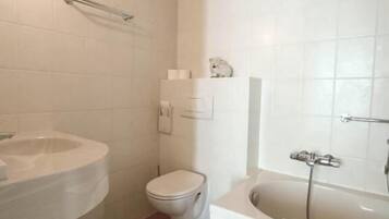 Ein Badezimmer mit Toilette, Waschbecken und Badewanne.