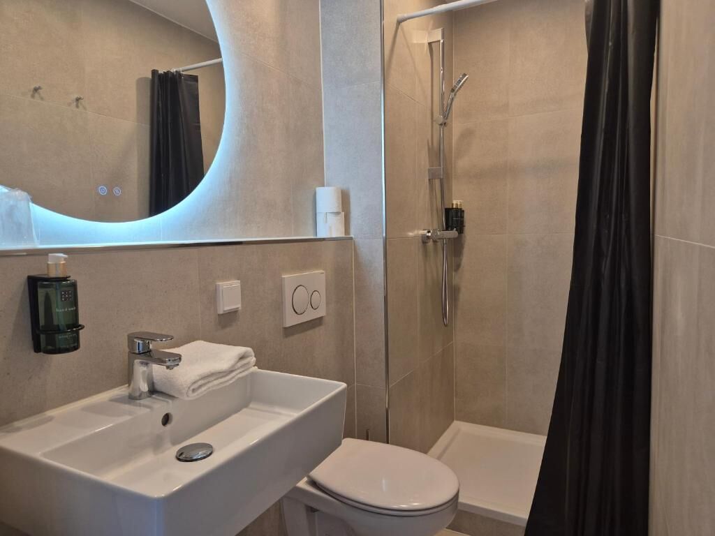 Classic Twin Room, Balcony | Bathroom