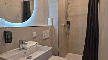 Classic Twin Room, Balcony | Bathroom