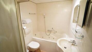 Superior kamer, 1 twee- of 2 eenpersoonsbedden, patio | Badkamer