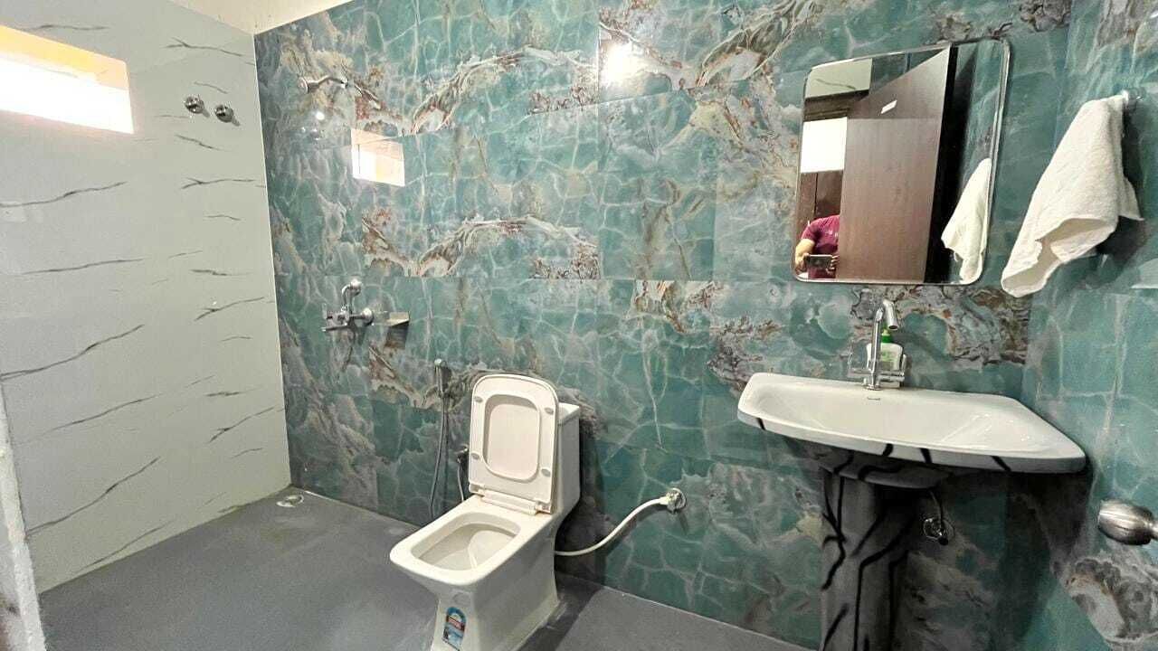 Deluxe Double Room | Bathroom | Shower, towels, soap