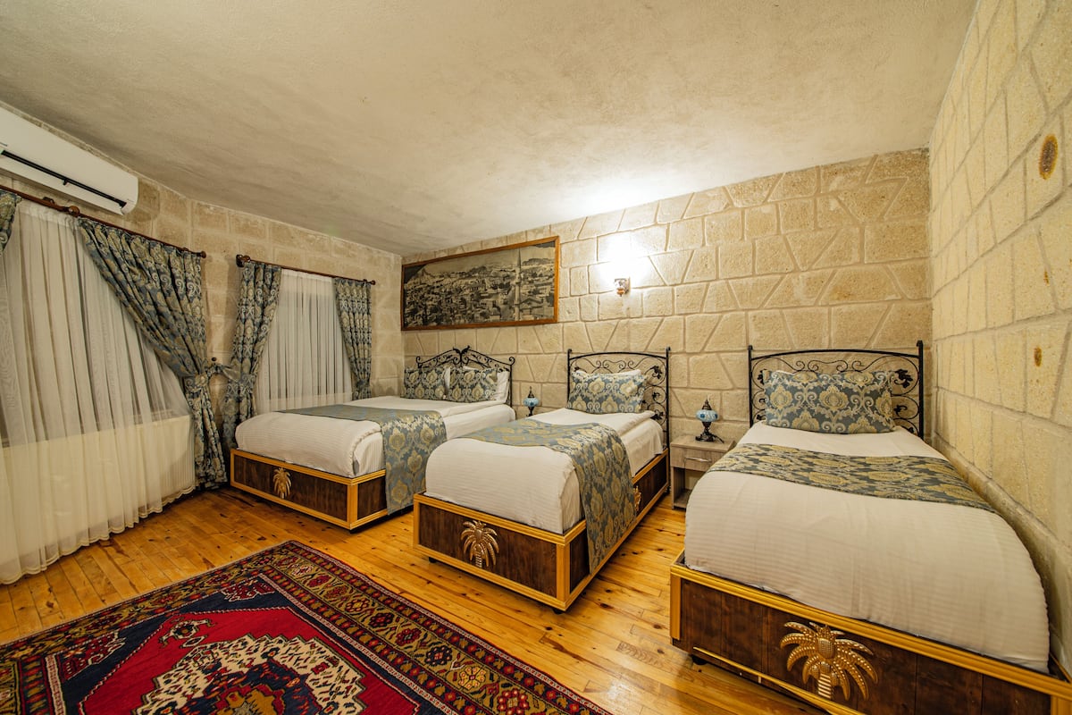 Family Suite | Blackout drapes, soundproofing, iron/ironing board, free WiFi
