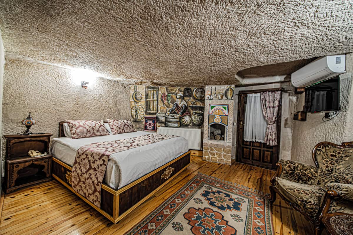 Royal Room, Valley View | Blackout drapes, soundproofing, iron/ironing board, free WiFi
