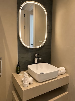 Dutxa, bidet, tovalloles i sabó 