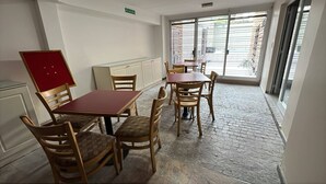 A room with a dining table, chairs, a cabinet, and a red panel. - COLON 737 (Mendoza)