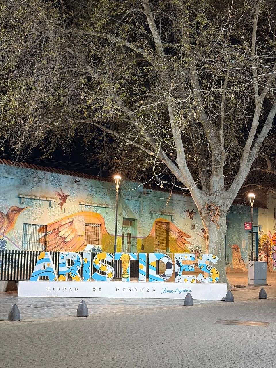En mural med ordene 'ARTISTAS' og 'CIUDAD DE MENDOZA' på en bygningsfacade.