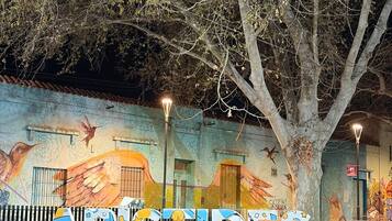 En mural med ordene 'ARTISTAS' og 'CIUDAD DE MENDOZA' på en bygningsfacade.