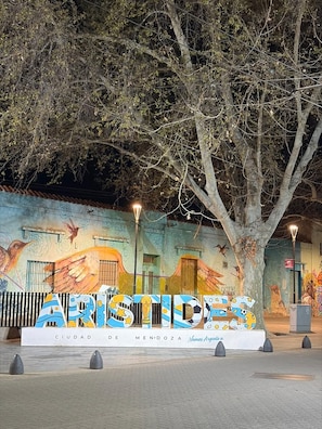 A mural with the word 'ARTISTAS' and 'CIUDAD DE MENDOZA' on a building facade. - SUITES EXPRESS (Mendoza)