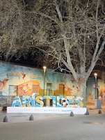 Un mural con la palabra 'ARTISTAS' y 'CIUDAD DE MENDOZA' en la fachada de un edificio.