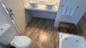 A bathroom with a bathtub, two sinks, a toilet, and a bidet. - COLON 737 (Mendoza)