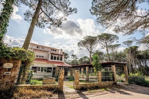 Unclassified image, 3 of 36, button - Surya Müna House (São João das Lampas)