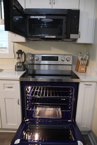 Cozy 1-bedroom apartment in charming Raleigh with AC