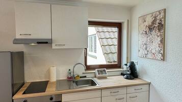 Fridge, oven, stovetop, coffee/tea maker