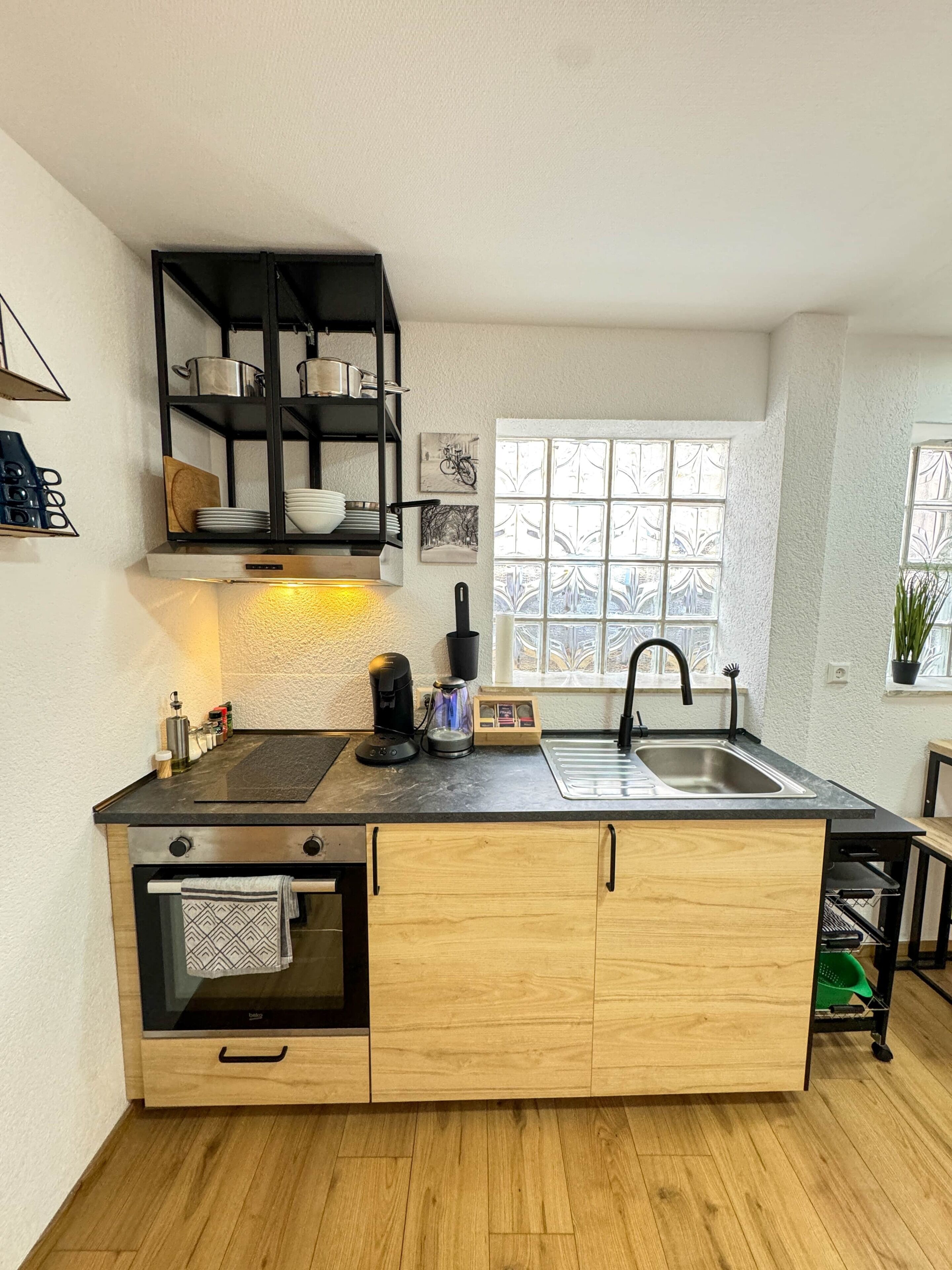 Kühlschrank, Ofen, Herdplatte, Wasserkocher mit Kaffee-/Teezubehör