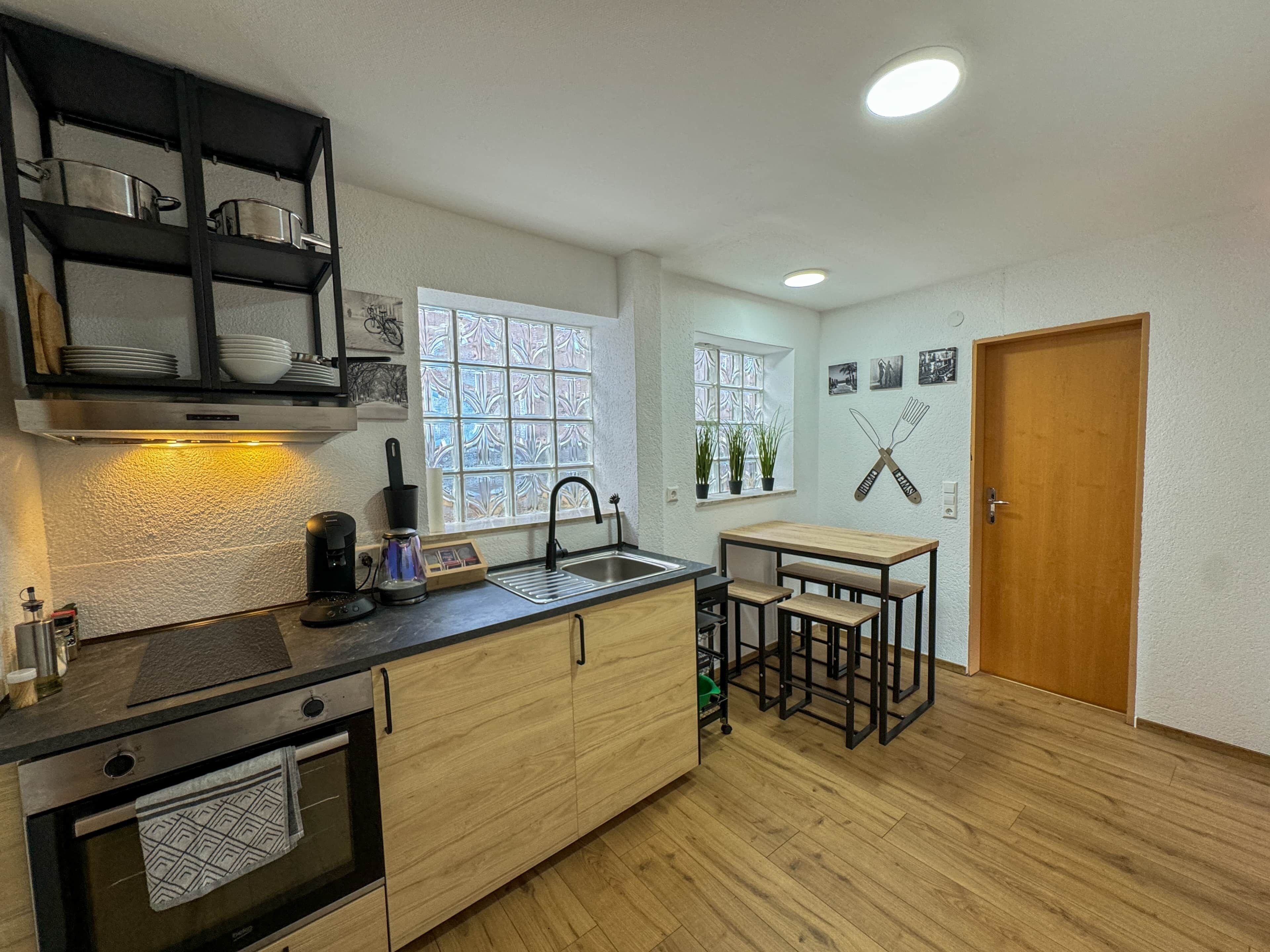Réfrigérateur, four, plaque de cuisson, cafetière/bouilloire