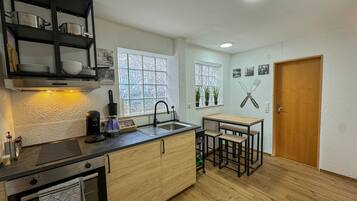 Réfrigérateur, four, plaque de cuisson, cafetière/bouilloire
