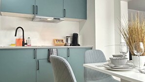 Coffee/tea maker, fridge, stovetop, cookware/dishes/utensils - ONE Vacation Rental - by Europapark (Rust)