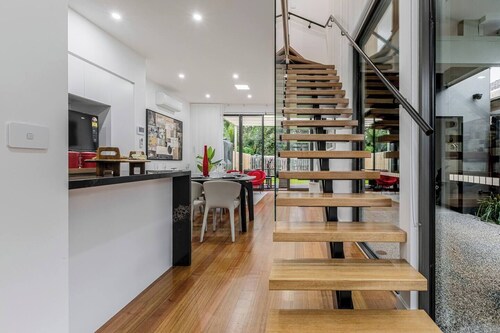 12BR Luxury Escape Near Beach • Museum & CBD