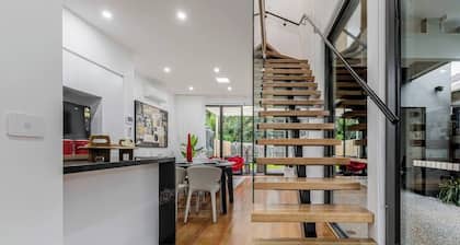 12BR Luxury Escape Near Beach • Museum & CBD