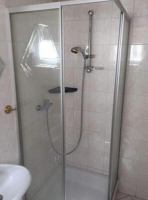 Dusche, Haartrockner, Handtücher, Seife