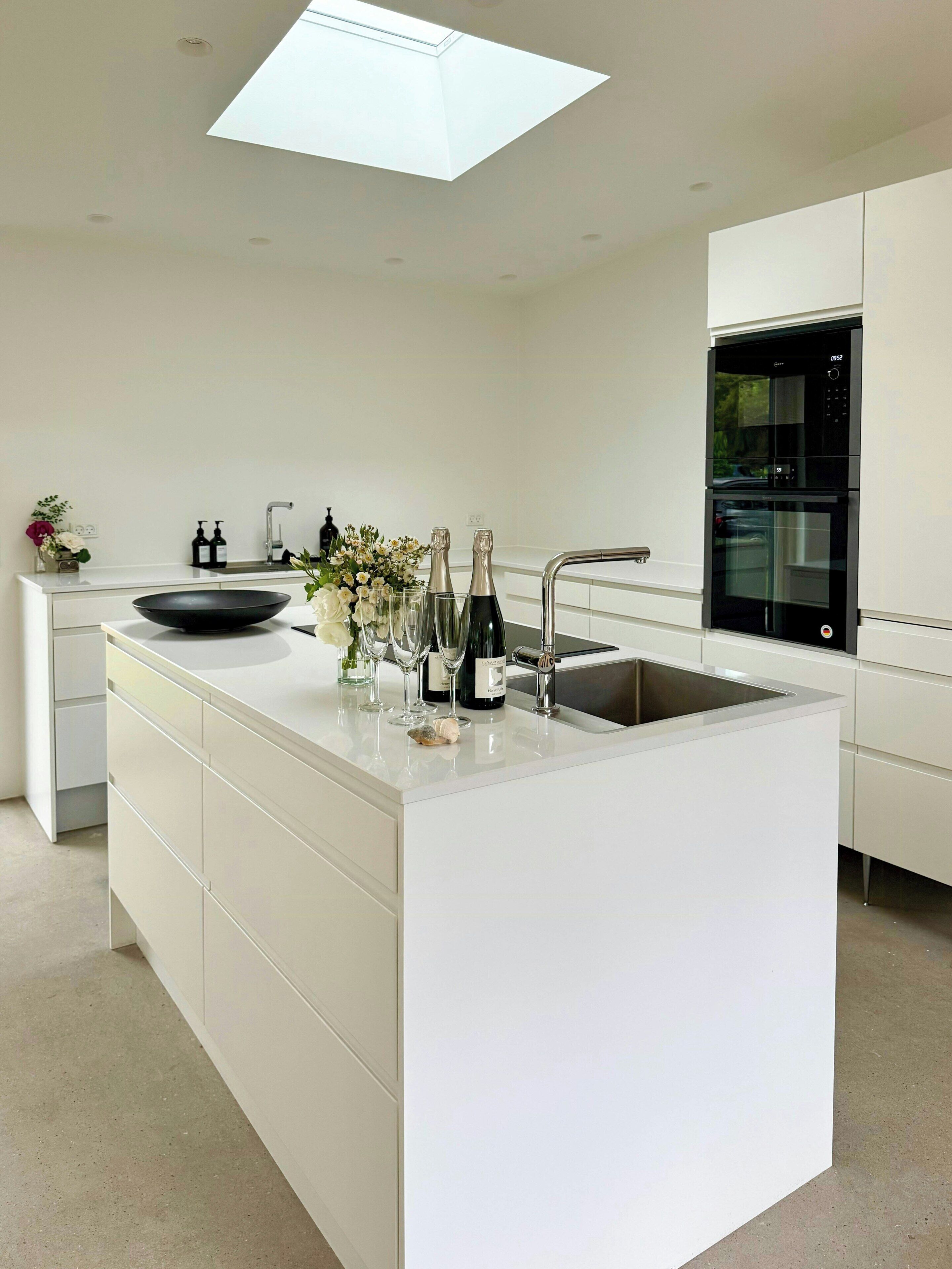 Microwave, oven, dishwasher, coffee/tea maker
