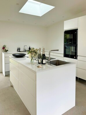 Microwave, oven, dishwasher, coffee/tea maker - Modern architecture meets untamed nature (Frederiksværk)