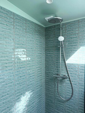 Shower - Modern architecture meets untamed nature (Frederiksværk)