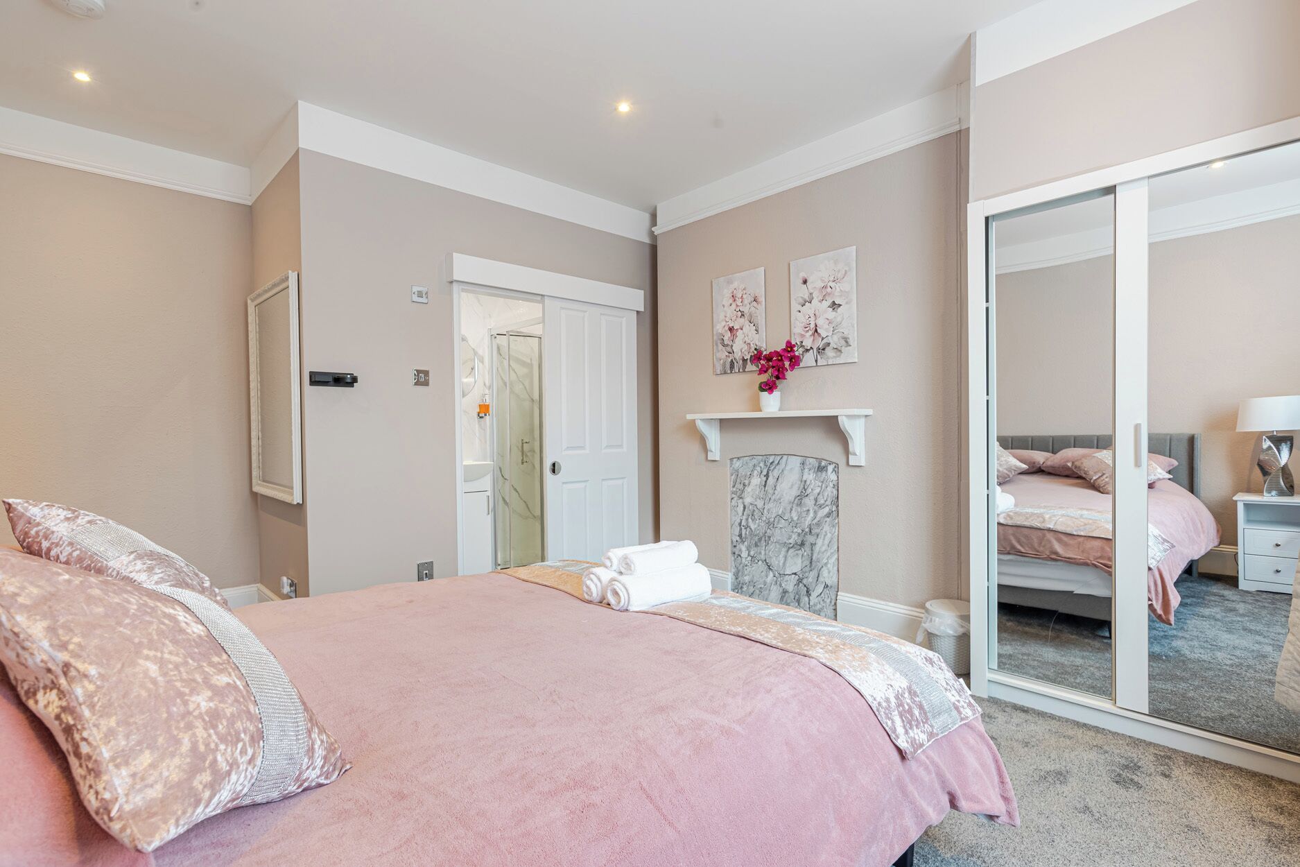 5 bedrooms, WiFi (free), individually decorated, individually furnished