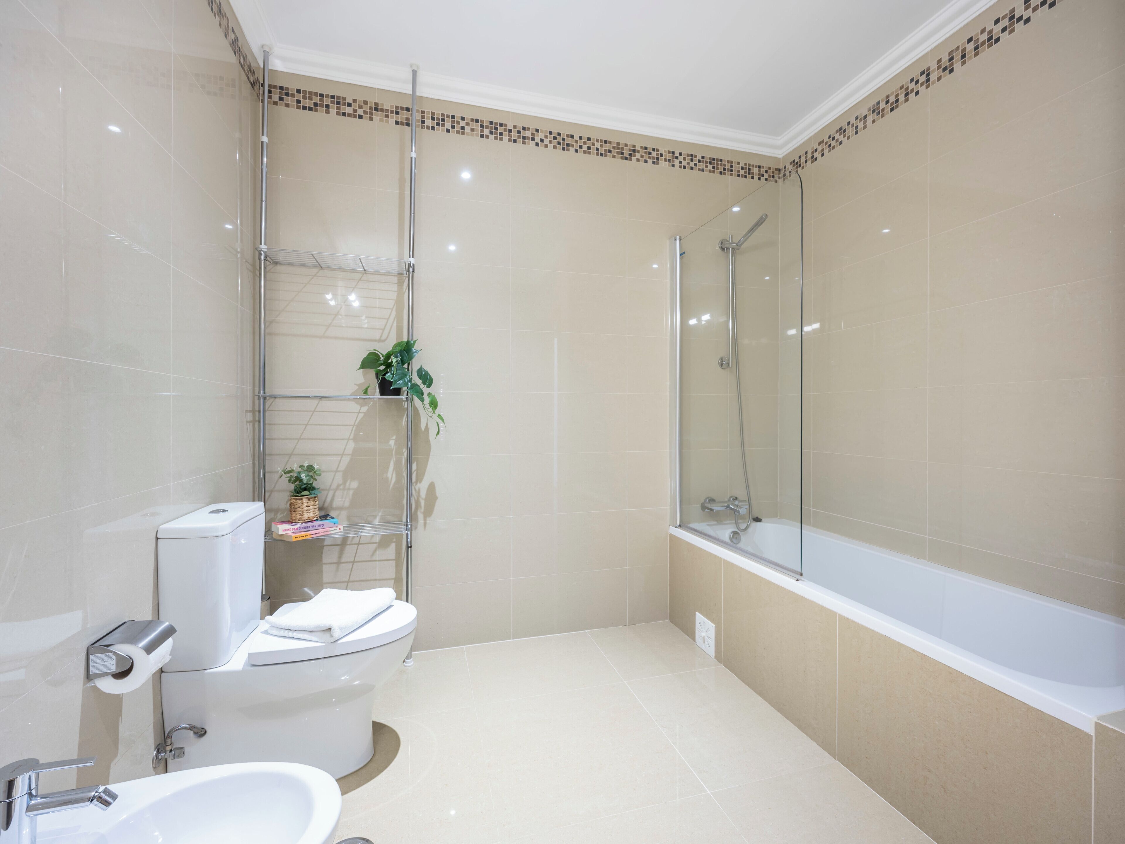 Une salle de bain comprenant des toilettes, un lavabo, une douche et une baignoire.