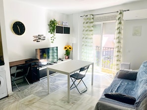 Apartment, 1 Doppelbett und Schlafsofa, Balkon | Wohnbereich