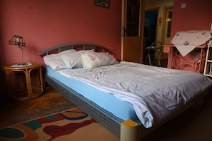 Ferros/tábuas de passar roupa, acesso à internet, roupa de cama