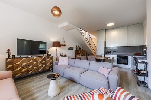 Holiday Villa | Patio & Free Parking by PikHost