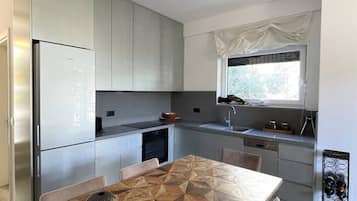 Frigorifero, forno, piano cottura, lavastoviglie