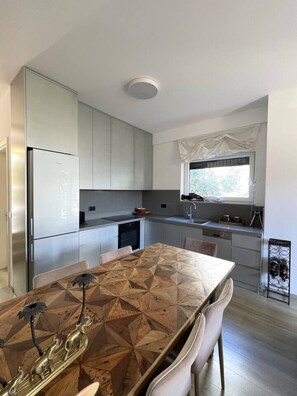 Frigorifero, forno, piano cottura, lavastoviglie