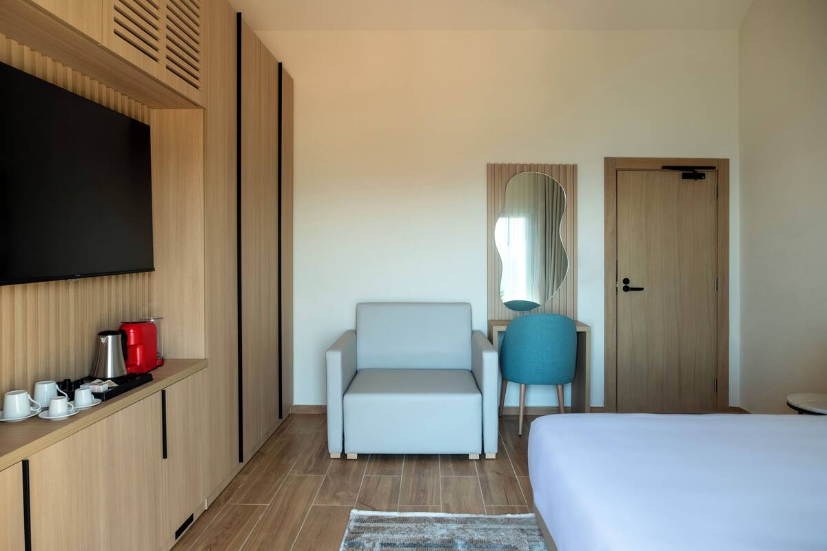 Family Room, Mountain View | In-room safe, desk, iron/ironing board (on request), WiFi (free)