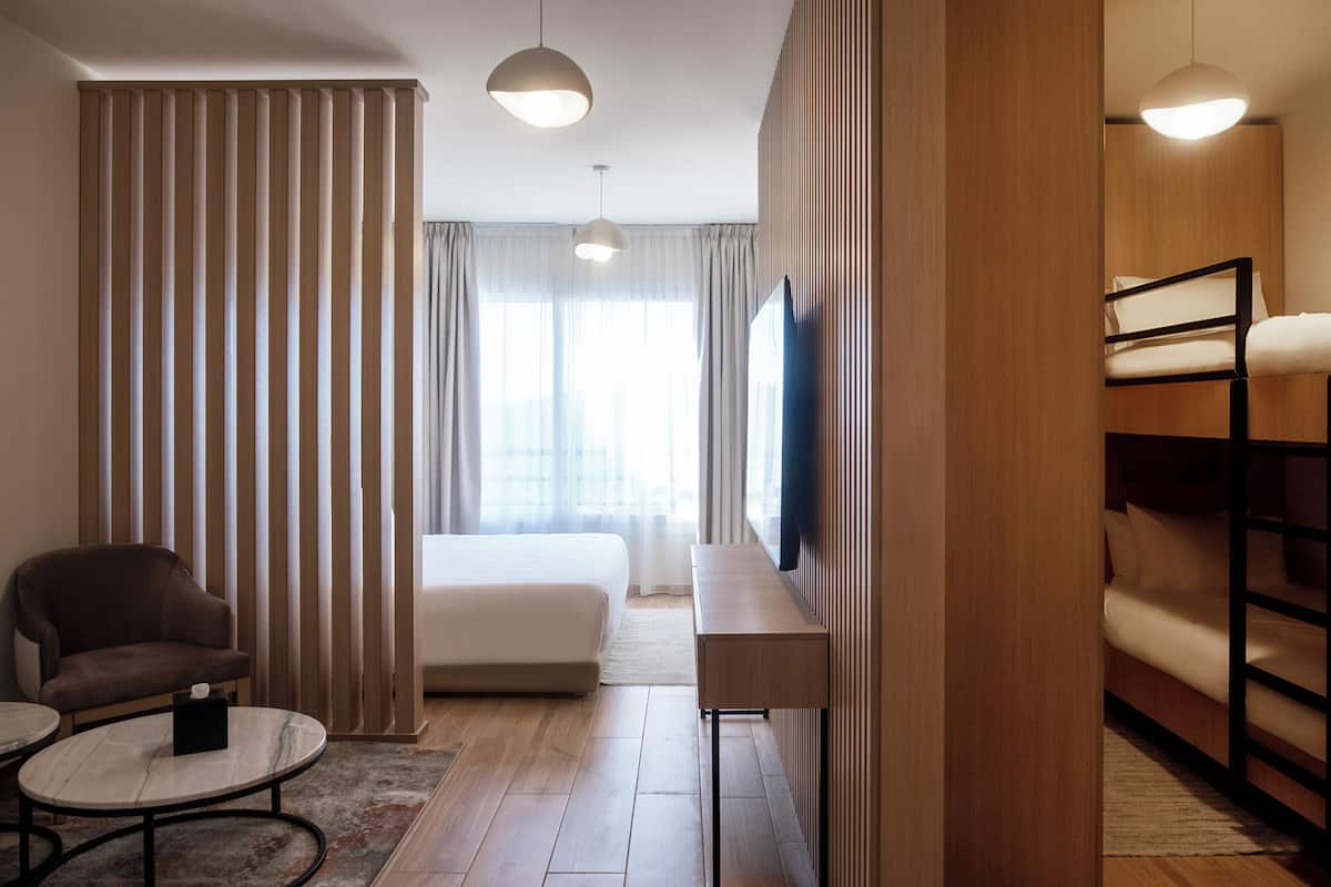 Suite familiar, vistas a la montaña | Caja fuerte, escritorio, tabla de planchar con plancha y wifi gratis