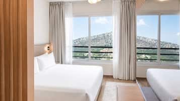 Suite familiare, vista montagna | Cassaforte in camera, una scrivania, ferro/asse da stiro, Wi-Fi gratuito