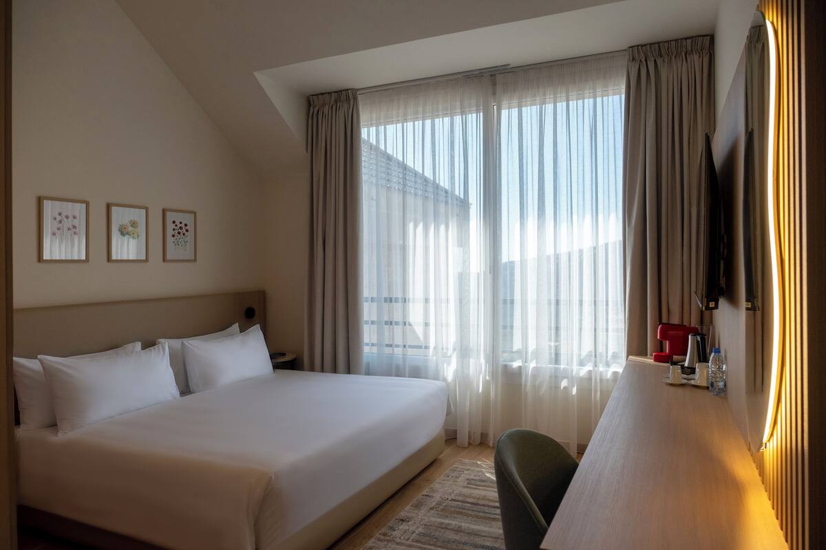 Deluxe Double Room, Mountain View | In-room safe, desk, iron/ironing board (on request), WiFi (free)