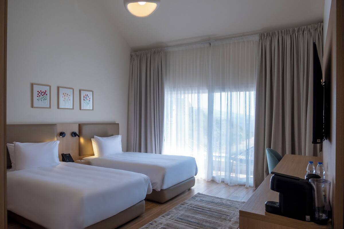 Superior Twin Room, Mountain View | In-room safe, desk, iron/ironing board (on request), WiFi (free)