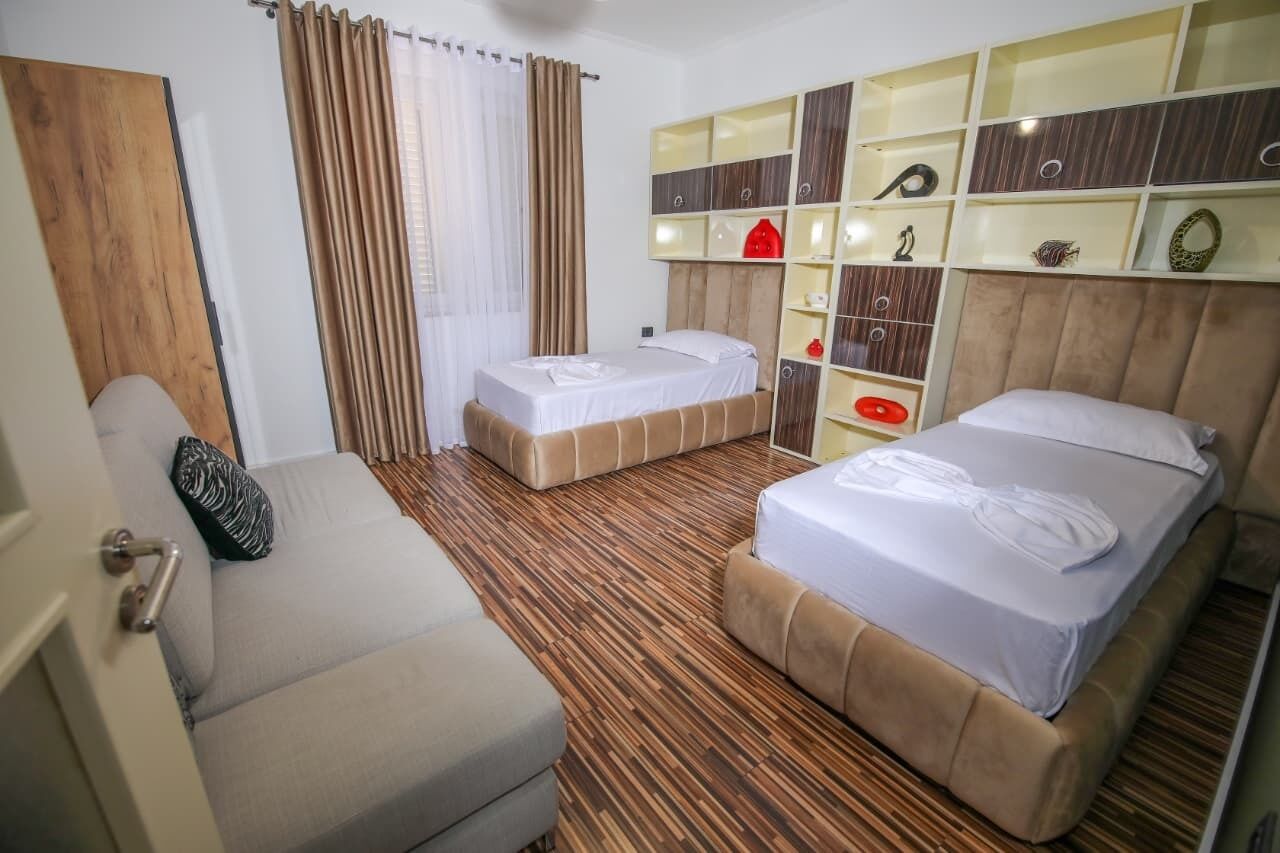 5 bedrooms, iron/ironing board, internet, bed sheets
