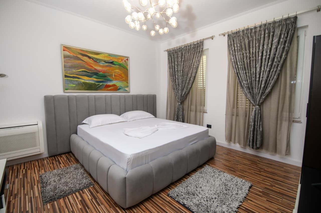 5 bedrooms, iron/ironing board, internet, bed sheets