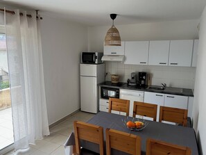 Fridge, microwave, oven, stovetop - Beach within walking distance and pool, apartment with terrace for up to 6 people (Poggio-Mezzana)