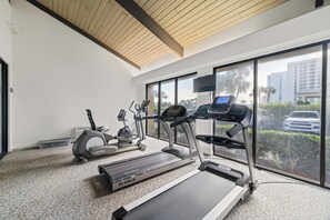 Una palestra con tapis roulant, ellittiche e cyclette.