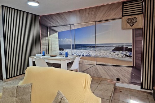 Duplex lumineux près de la plage à Santa Pola – Terrasse avec vue latérale sur la merAppartement duplex confortable pour 6 personnes, situé dans un quartier résidentiel calme, à quelques pas de la plage.Au rez-de-chaussée, vous trouverez un salo