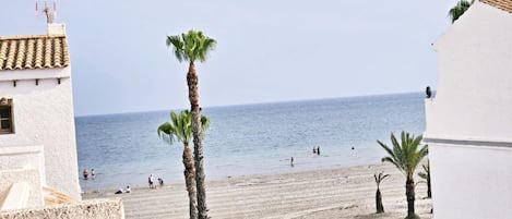 Playa en los alrededores y toallas de playa